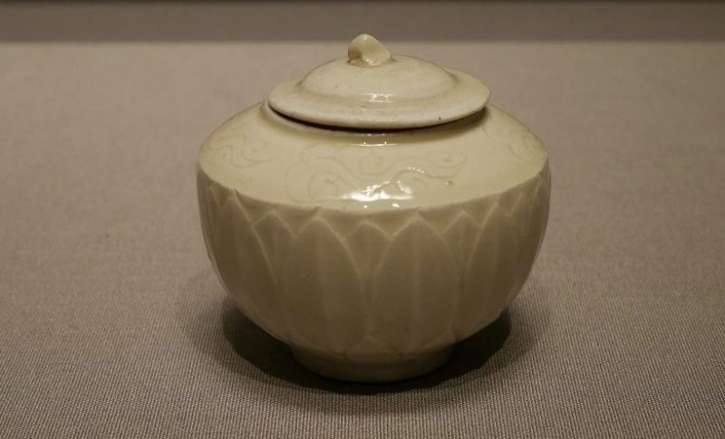 白磁蓮弁有蓋茶壺（中国 北宋時代 東京国立博物館 蔵）