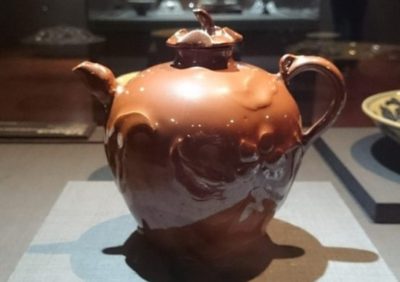 紫金釉桃型把壺（明 宣徳帝時代 国立故宮博物院
