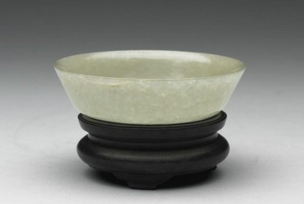 玉碗と足付きの木台（中国清代 1644-1911  国立故宮博物院蔵 ）